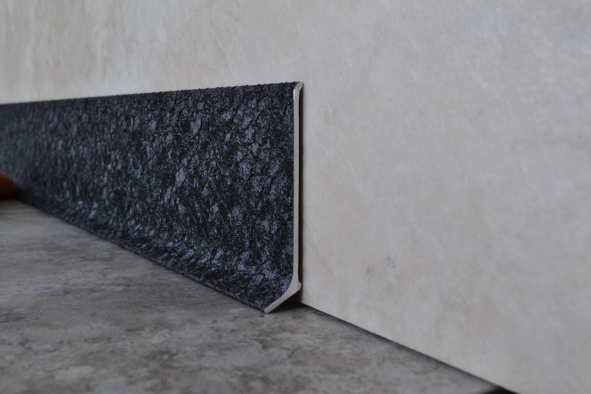 Плинтус алюминиевый L-образный текстура кожи черная (2500*11*60 мм) — купить в Нижнем Новгороде